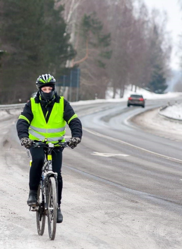 Dr Andres Savel jalgrattaga sõitmas talvel 