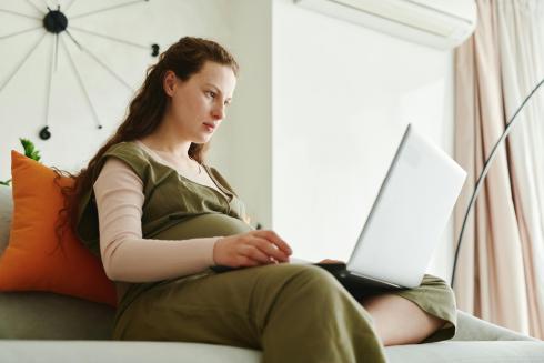Rase naine vaatab sülearvuti ekraani.