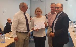 Dr Krista Ress sertifikaadi üleandmisel Brüsselis