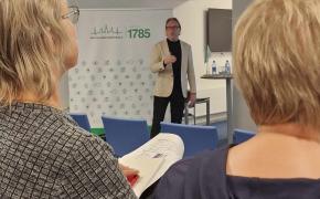 Dr Taavi Toomela rääkimas lülisambakirurgiast Kuressaare Haigla arstidele ja perearstidele