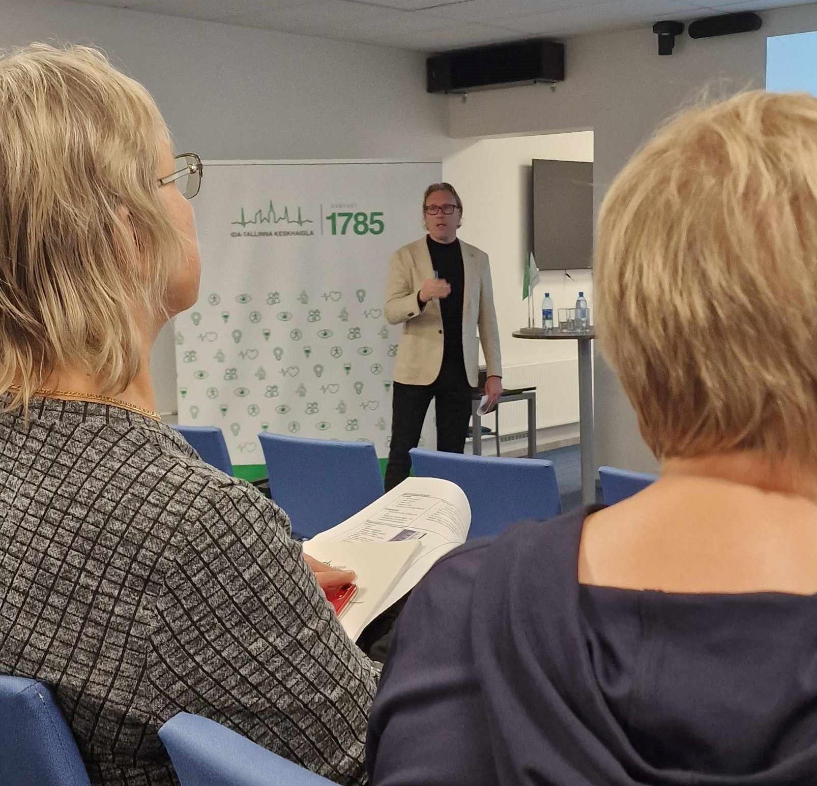 Dr Taavi Toomela rääkimas lülisambakirurgiast Kuressaare Haigla arstidele ja perearstidele