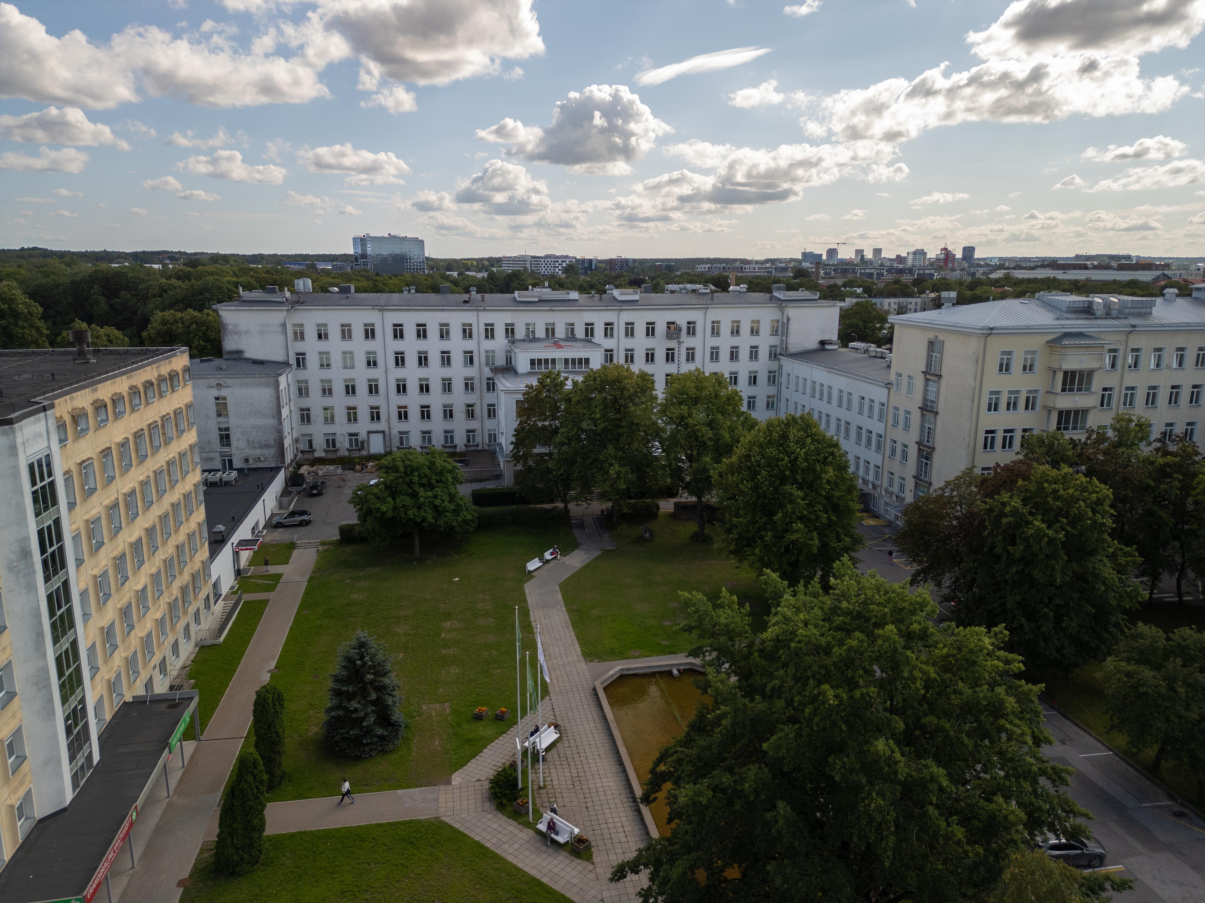 Ravi üksuse hooned, esiplaanil A korpus.