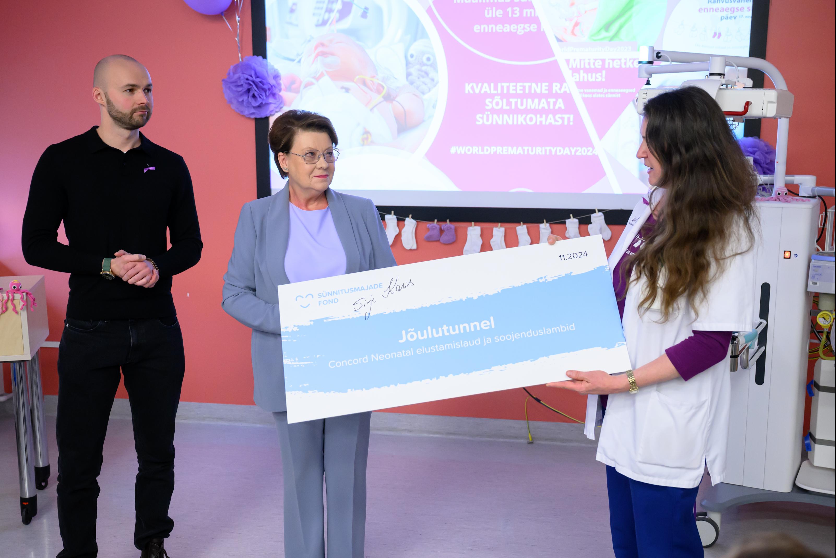 Sirje Karis andmas üle Jõulutunneli toetust naistekliiniku juhile dr Brigita Tammele.